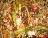 Foto del paso 5 de la receta: Tallarines con salteado de pollo y vegetales oriental