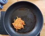 Foto del passaggio 5 della ricetta Frittelle di zucca con aromi