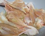 Hình bước làm 1 của món Đùi gà chiên giòn sốt me