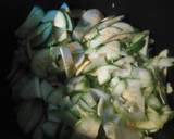 Foto del paso 1 de la receta: Revuelto de papas fritas zapallitos y cebolla fácil y delicioso