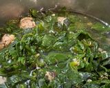 Hình bước làm 3 của món Cơm nhà với cánh tỏi gà kho nước dừa, su su và bầu luộc, canh rau ngót thịt mọc