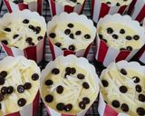 Foto langkah ke 7 dari resep Cheese & Chocolate Chip Cupcakes.