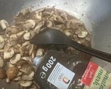 Foto langkah ke 7 dari resep 45. Spaghetti Ai Funghi (Creamy Spaghetti Mushroom) in one Wok.