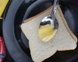 Gambar langkah 2 resipi Roti bakar kaya.