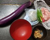 A picture of step 1 of Chinese Eggplants with Minced Pork 釀矮瓜.