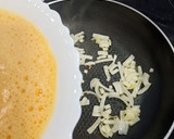 Foto del paso 3 de la receta: Tortilla francesa jugosa de cebolleta, queso y atún