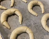 Friss, ropogós vajas kifli recept fázis 3 fotója