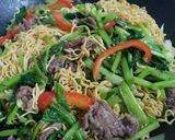 Hình bước làm 3 của món Mì gói xào thịt bò