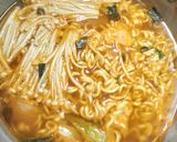 Foto langkah ke 3 dari resep Ramnyun topping jamur enoki.