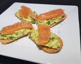 Foto del paso 2 de la receta Tostas con falso guacamole y salmón ahumado