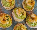 Foto del paso 5 de la receta: Mini pan de pita con hummus de aguacate y gambas
