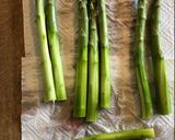 Szalonnakabátos zöld spárga és főtt fehér spárga krumplival recept fázis 1 fotója