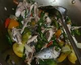 Foto langkah ke 3 dari resep Tumis ikan keranjang cabai hijau.