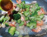 Foto langkah ke 3 dari resep Cah Brokoli Jamur Udang.