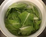 Une image de l'étape 1 de Salade de romaine aux betteraves rouges, tomates, frisée rouge et feta.