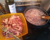 Foto del paso 3 de la receta: Empanada de codillo de cerdo, cebolla caramelizada y pasas