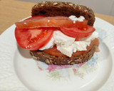 Foto del paso 8 de la receta: Salmón ahumado casero con tomate y queso fresco 😋
