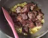 Foto langkah ke 2 dari resep Saikoro Steak Saus Keju.