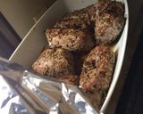 Foto del paso 9 de la receta: Lomo de cerdo con costra de pimientas y tomillo y reducción de balsámico