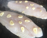 Foto del paso 4 de la receta: Pescado 🐠 a la plancha con habitas y ajos tiernos. Comida sencilla y saludable