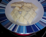 Foto del paso 1 de la receta: Chocolate blanco con sal rosa y pipas garrapiñadas