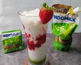 Foto langkah ke 4 dari resep Strawberry Matcha Latte.