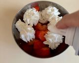 Φωτογραφία βήματος 3 της συνταγής 👨‍🍳Φράουλες 🍓με Σαντιγί!💋