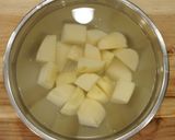 A picture of step 1 of Japanese meat and potato stew or Nikujaga (肉じゃが).
