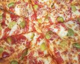 صورة لخطوة 1 من وصفة بيتزا بالجبنة🍕بيتزا بالخضار