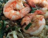 รูปขั้นตอนการทำที่ 7 ของ บะหมี่หน้ากุ้งผัดเนยกระเทียม