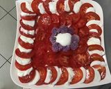 Une image de l'étape 6 de Salade de tomates à la mozzarella, basilic et fleurs de ciboulette.