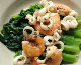 Foto langkah ke 5 dari resep Pokcoy Siram Seafood Goreng Mentega with Oregano & Thyme.
