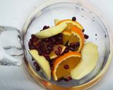 Foto del passaggio 1 della ricetta Sangria delle feste 🌲🍷
