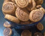 भाकरवाड़ी (पिन व्हिल) (bhakarwadi (Pin wheel) recipe in hindi) रेसिपी चरण 7 फोटो