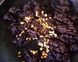Foto del paso 4 de la receta Empanada de morcilla, pera y piñones