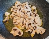 Foto del paso 5 de la receta Pollo en salsa cremosa de champiñones y espinacas