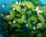 Foto langkah ke 4 dari resep Tumis pare dan putren.