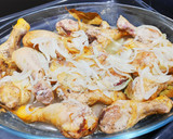 Foto del paso 5 de la receta: Pollo con Cebolla al Vino Blanco y Bacon con Ciruelas