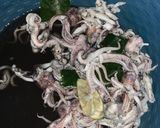 Foto langkah ke 1 dari resep Cumi Bumbu Hitam.