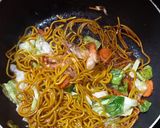 รูปขั้นตอนการทำที่ 6 ของ เส้นเหลืองผัดซีอิ๊วกุ้ง
