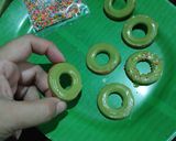 Foto langkah ke 2 dari resep Kukis Krans Natal (Christmas Wreath Cookies).