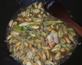 Foto langkah ke 3 dari resep Tumis Kerang Kupas ala WarTeg.