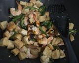 Foto langkah ke 3 dari resep Tahu Dan Udang Tumis Cabe Hijau.