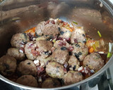 Foto del paso 5 de la receta: Albóndigas con taquitos de jamón, pepinillo y aceitunas negras