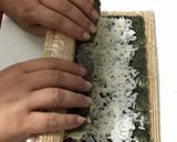 Foto del paso 16 de la receta: Norimaky (rollo con el alga cubriéndolo) y uramaky (con el alga por dentro) - Sushi