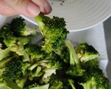 Foto langkah ke 2 dari resep Roasted Broccoli Parmesan.