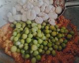 A picture of step 2 of Khoya,matar, makhana curry.