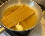 Foto del passaggio 2 della ricetta Spaghetti in padella 84 Carbonara di salsiccia piccante