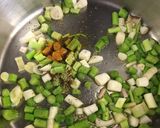 Foto del paso 3 de la receta Arroz caldoso con alcachofas, ajos tiernos y pollo
