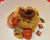 Foto del passaggio 3 della ricetta Fettuccine con polpo,gamberoni,zucchine e pomodorini alla vodka